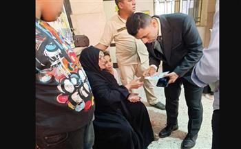 موقف إنساني من رئيس لجنة انتخابية في سوهاج لمساعدة سيدة مريضة للإدلاء بصوتها