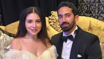   مى عز الدين تتألق في زفافها وتمسك صورة والدتها تقديرًا لها