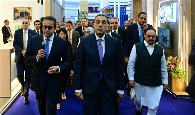 رئيس الوزراء يتفقد معرض "سمارت ديجيتال هيلث جيت"