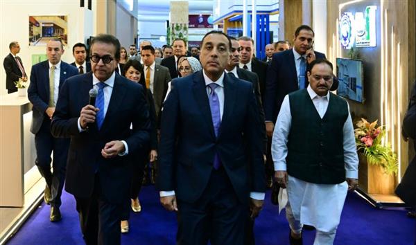 رئيس الوزراء يتفقد معرض "سمارت ديجيتال هيلث جيت"
