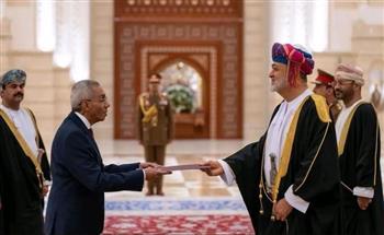 السفير المصري يقدم أوراق اعتماده إلى سلطان عُمان
