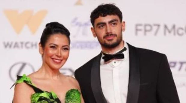 لقاء الخميسي تحضر مهرجان القاهرة بصحبة ابنها