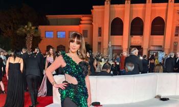   حسناء سيف الدين تخطف الأنظار بإطلالة جرئية في افتتاح مهرجان القاهرة السينمائي