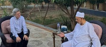   شيخ الأزهر يستقبل المفكر العالمي جيفري ساكس بمنزله في الأقصر 