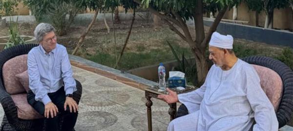 شيخ الأزهر يستقبل المفكر العالمي جيفري ساكس بمنزله في الأقصر