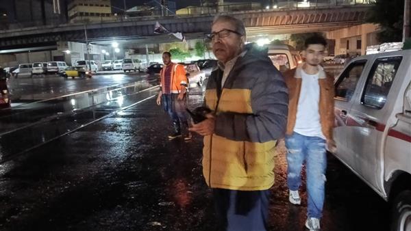 رئيس شركة الصرف الصحي بالإسكندرية يُتابع ميدانيًا التعامل مع مياه الأمطار أثناء النوة