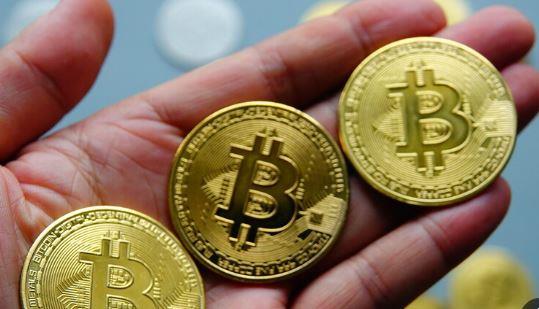 البيتكوين يتراجع دون 100 ألف دولار مع خفض توقعات الفائدة خلال ديسمبر