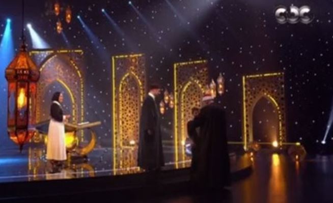"معجزة دولة التلاوة".. أصغر متسابق يخطف القلوب ويُكرَّم بتقبيل رأسه