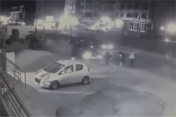 بسبب السرعة الجنونية.. جهود مكثفة لضبط سائق دهس 3 طلاب أثناء سيرهم بالمقطم