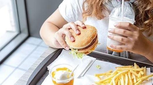 13 ضررًا صادمًا للوجبات السريعة .. كيف تدمر صحتك دون أن تشعر ؟