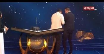   مصطفى حسني يترك مقعده لإرشاد متسابق كفيف خارج ستوديو «دولة التلاوة»