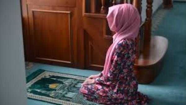 ما حكم صلاة المرأة بالنقاب؟