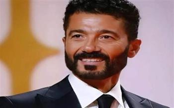  خالد النبوي يكرم عمال السينما ويتحدث عن والديه في مهرجان القاهرة