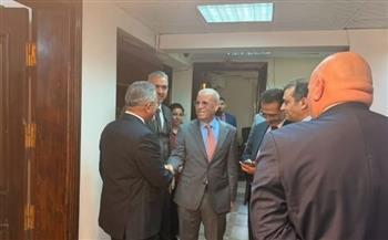 السفير العراقي بالقاهرة يتفقد القسم القنصلي في مقر السفارة