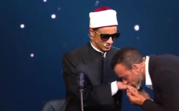   قبلة اليد.. رسالة أخلاقية من "دولة التلاوة" تعيد تعريف التواضع ومكانة أهل القرآن