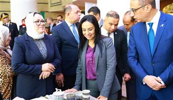   وزيرة التضامن ومحافظ الفيوم يتفقدان معرض "كنزي" للحرف اليدوية
