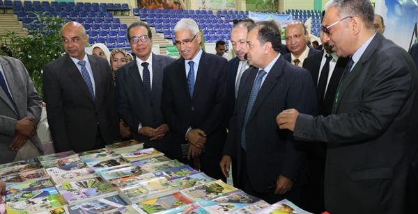 "عكاوي " يفتتح فعاليات المعرض الزراعي الثاني بجامعة قنا