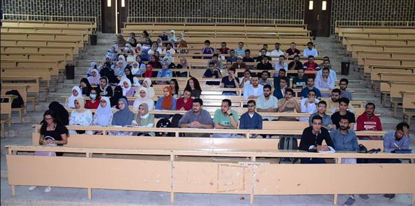 رئيس جامعة سوهاج يلقي محاضرة لطلاب الطب عن شلل الضفيرة العصبية الولادي