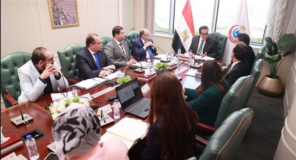 وزير الصحة يعقد اجتماعًا موسعًا لمتابعة تقييم التكنولوجيا الصحية