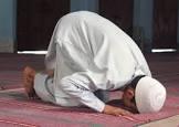   ما حكم حبس البول والريح أثناء الصلاة؟
