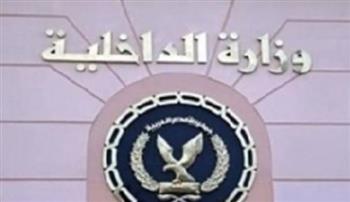 الداخلية تنفي صحة فيديو قيام شخص أجنبي بعرض أموال على فرد شرطة مقابل إعطائه ملابسه