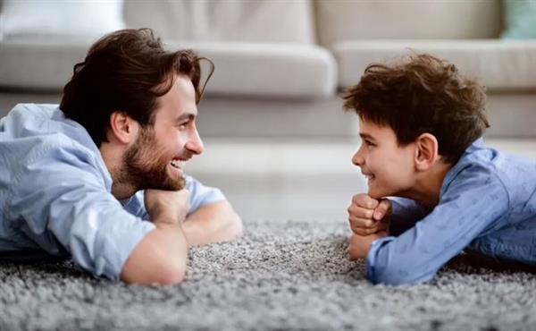 كيف تتحول علاقة الأبناء بالأباء إلى صداقة؟