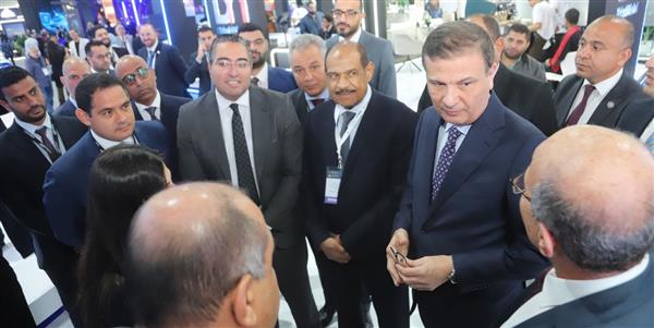 وزير الزراعة يتفقد جناح "إي فاينانس"بمعرض القاهرة الدولي للتكنولوجيا"