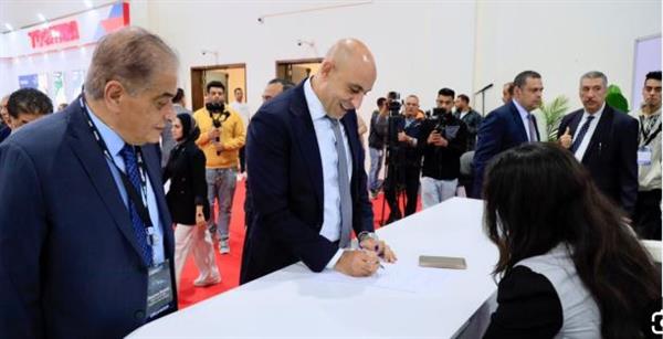 وزير التربية والتعليم يتفقد جناح "مدرستنا" في معرض "Cairo ICT"