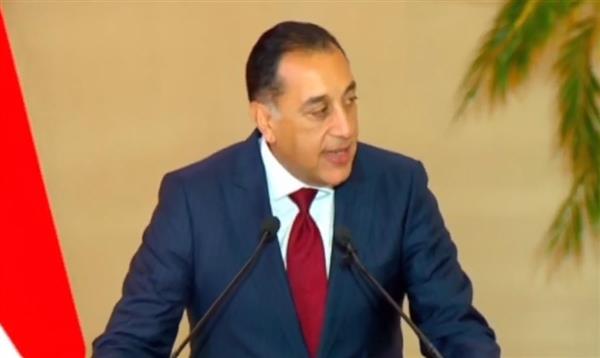 رئيس الوزراء يتفقد مضبوطات ذهبية سلمتها النيابة للبنك المركزي