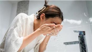 كم مرة يجب غسل الوجه يوميا؟ خبراء يوضحون الطريقة الصحيحة حسب نوع البشرة