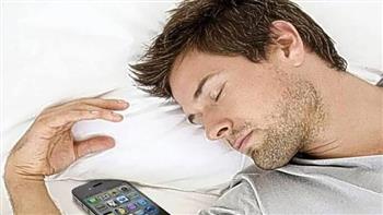   يعرضك لصدمة.. احذر من النوم بجانب هاتفك الآيفون