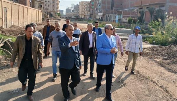 محافظ الغربية في جولة ميدانية مفاجئة بكفر الزيات لمتابعة أعمال الرصف والتطوير ورفع الإشغالات