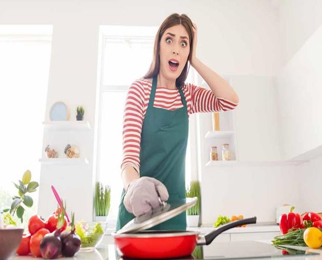 عادات شائعة في المطبخ قد تسبب لك الأمراض