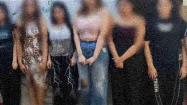عبر تطبيق هاتف .. القبض على شبكة نسائية لممارستهن وتسهيلهن أعمالًا منافية للآداب