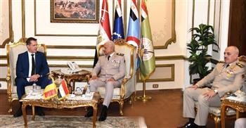 الفريق أول عبد المجيد صقر  يلتقى وزير الدفاع الرومانى