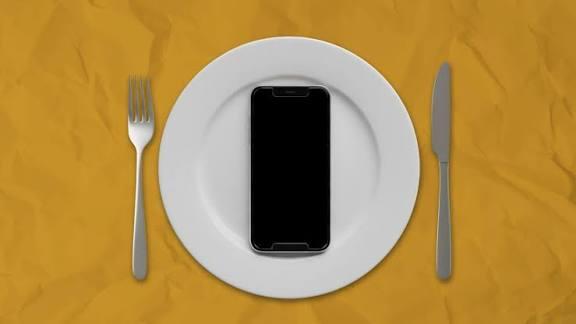 هوس الكمال على السوشيال ميديا.. كيف تصنع اضطرابات الطعام وتؤذي الفتيات؟