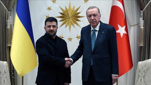 زيلينسكي يلتقي أردوغان وسط "إشارات" عن مقترحات سلام أمريكية