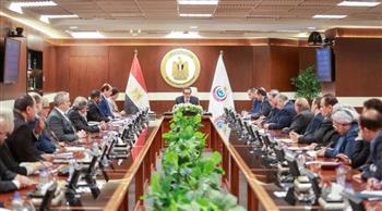 وزير الصحة يترأس الاجتماع الدوري لقيادات الوزارة