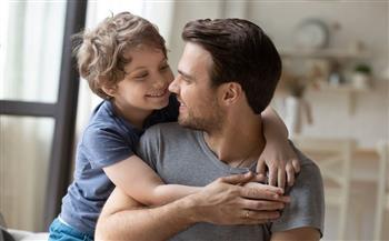 عناق الأباء لأطفالهم: مفتاح الصحة النفسية والنمو العاطفي