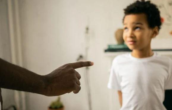 كيف نعلّم الطفل التمييز بين الصواب والخطأ قبل المدرسة؟ خطوات عملية تُبني عليها الشخصية من البداية