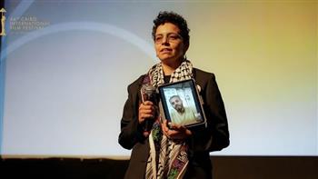   مي سعد تصنع لحظة إنسانية نادرة في ختام “القاهرة السينمائي” 