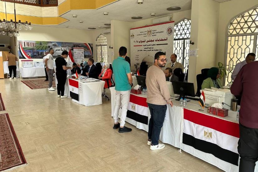 توافد الناخبين على مقر الاقتراع بسلطنة عُمان لليوم الثاني بانتخابات مجلس النواب