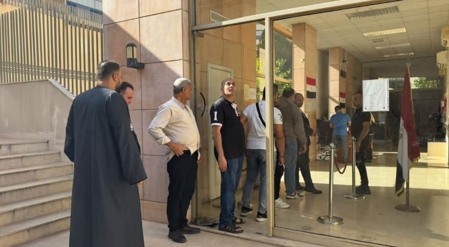 إقبال أبناء الجالية المصرية على سفارة مصر ببيروت في اليوم الثاني للتصويت بانتخابات مجلس النواب