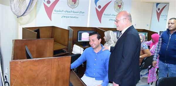 جامعة سوهاج تطلق حزمة برامج تدريبية لتطوير مهارات الجهاز الإداري