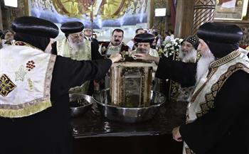   تطييب رفات القديس أثناسيوس الرسولي بيد البابا تواضروس باحتفالية مرور 17 قرنًا على انعقاد مجمع نيقية