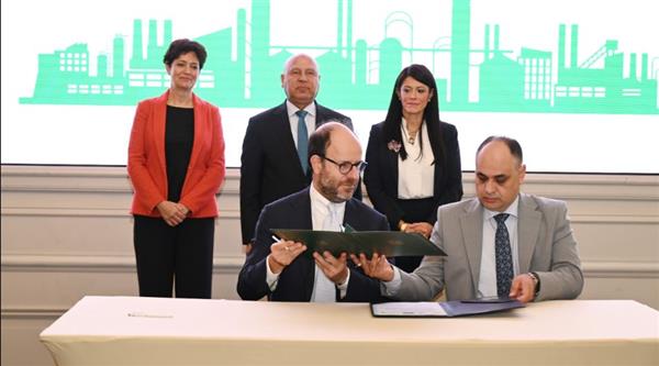 وزير الصناعة يستعرض خطة التحرك العاجلة لخفض الانبعاثات الكربونية