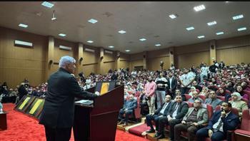 زاهي حواس يسرد قصص بناة الأهرامات والمدينة الذهبية المفقودة لطلاب جامعة الدلتا
