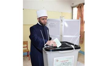 وزير الأوقاف يدلي بصوته في انتخابات النواب: الوطن لا يبنى إلا بالإيجابية 