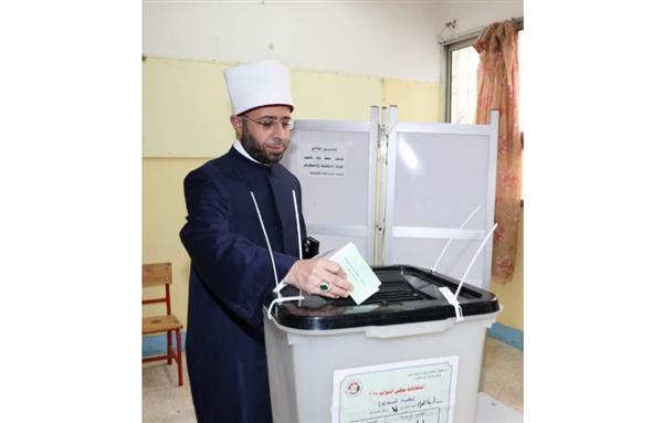 وزير الأوقاف يدلي بصوته في انتخابات النواب: الوطن لا يبنى إلا بالإيجابية