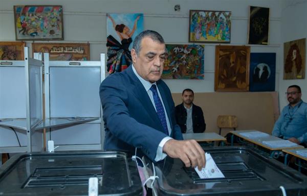 وزير الدولة للإنتاج الحربي يدلي بصوته في انتخابات مجلس النواب